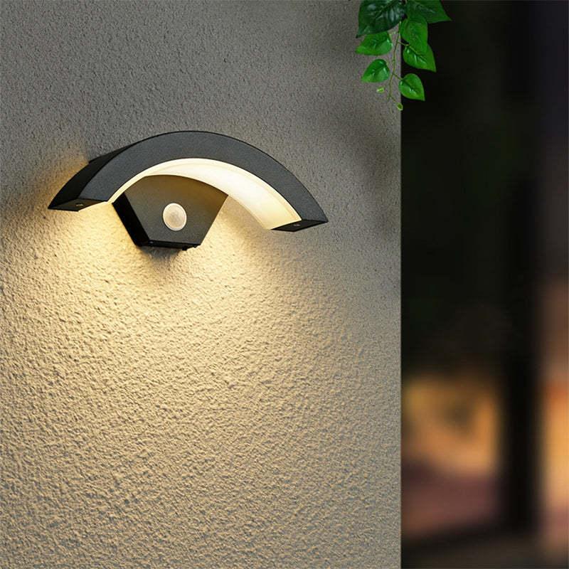 Close-up of the Krui Nordic Outdoor Wall Lamp's curved matte black finish