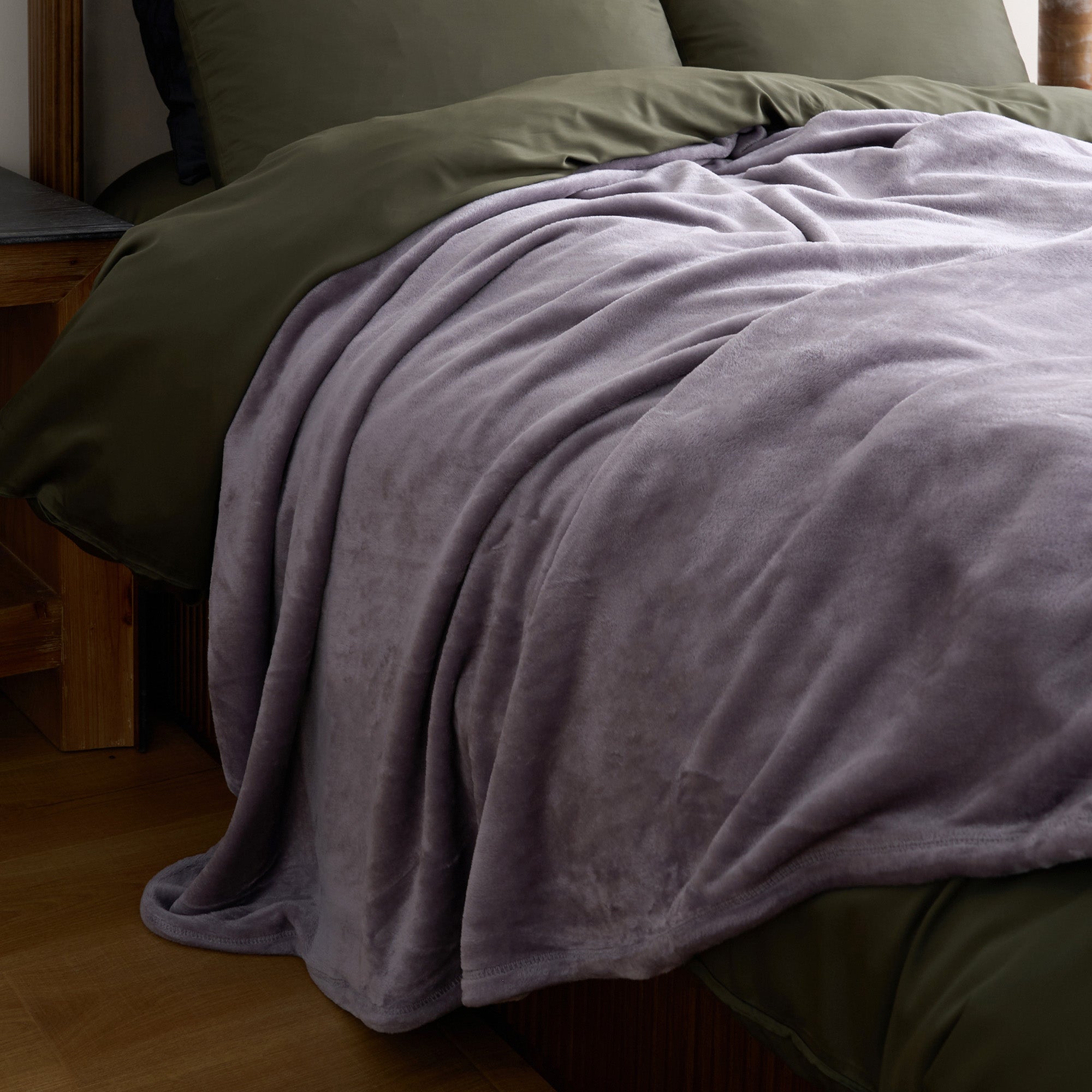 Chic Velvet Flannel Blanket | Ultra-Soft Fabric for Cozy Comfort All Seasons 3