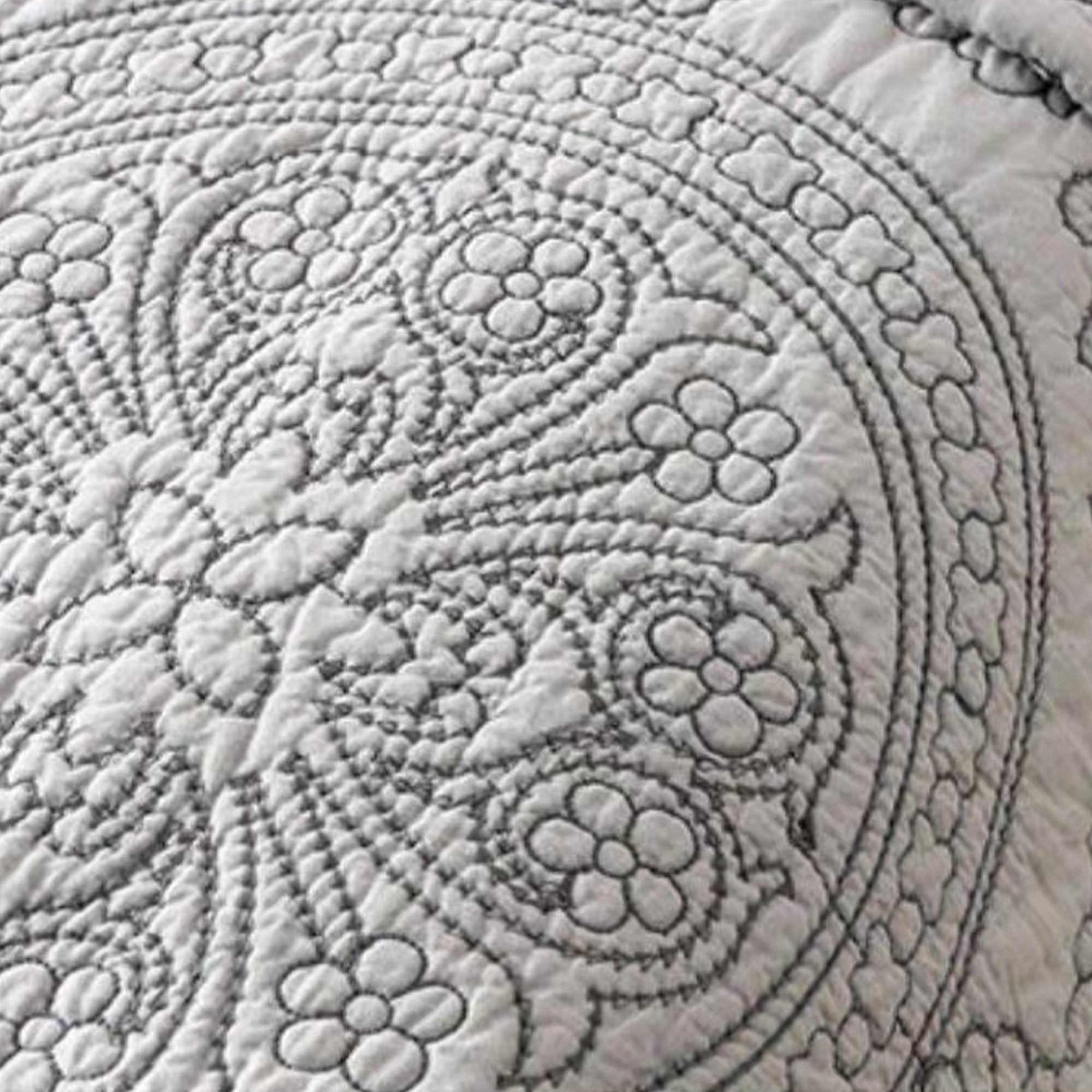 Classic Medallion Collection | King Size Quilt Set with Elegant Design | Cozy Comfort for All Seasons 1