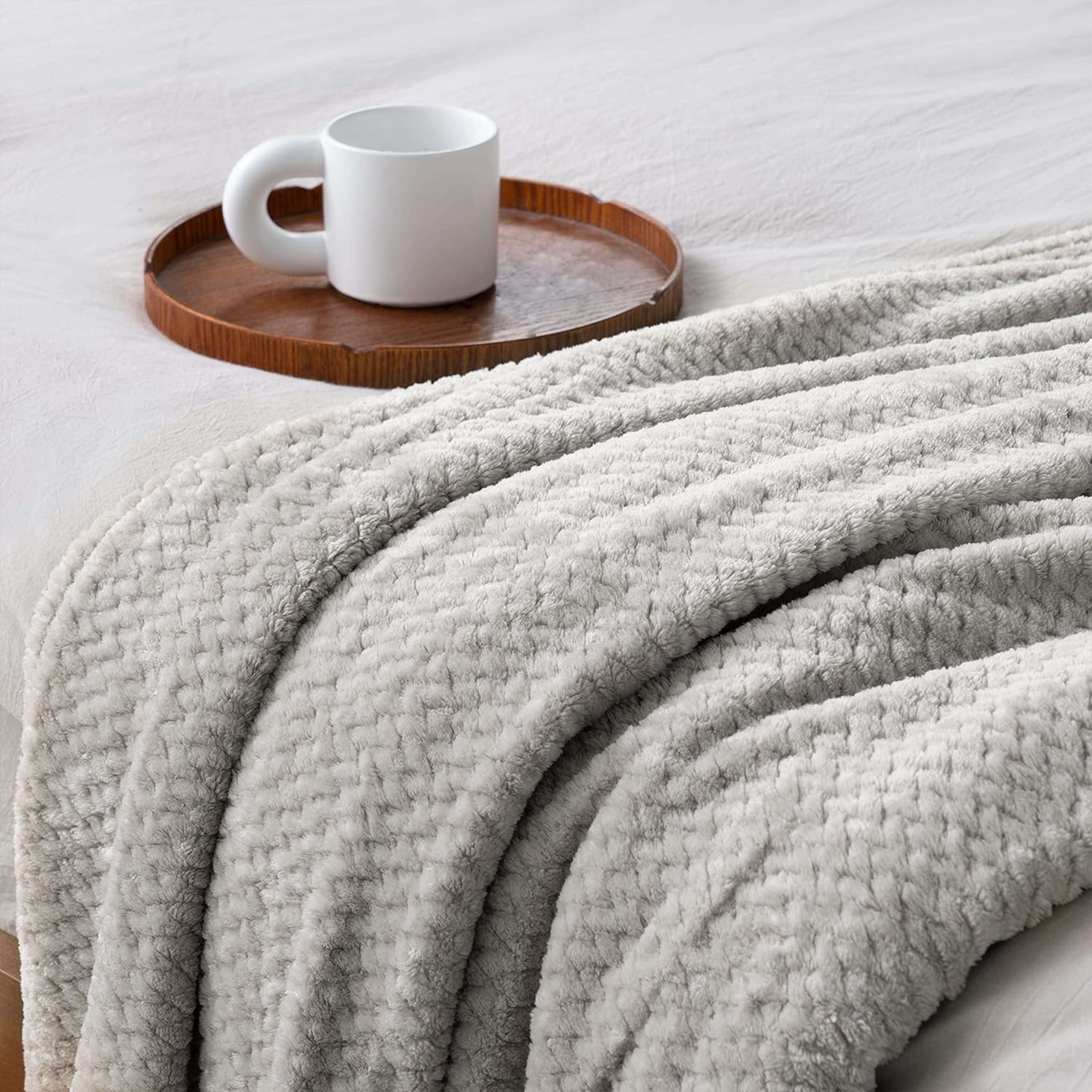 Cozy Fleece Blanket | Ultra-Soft Microfiber Throw Blanket for Comfort and Versatility 2
