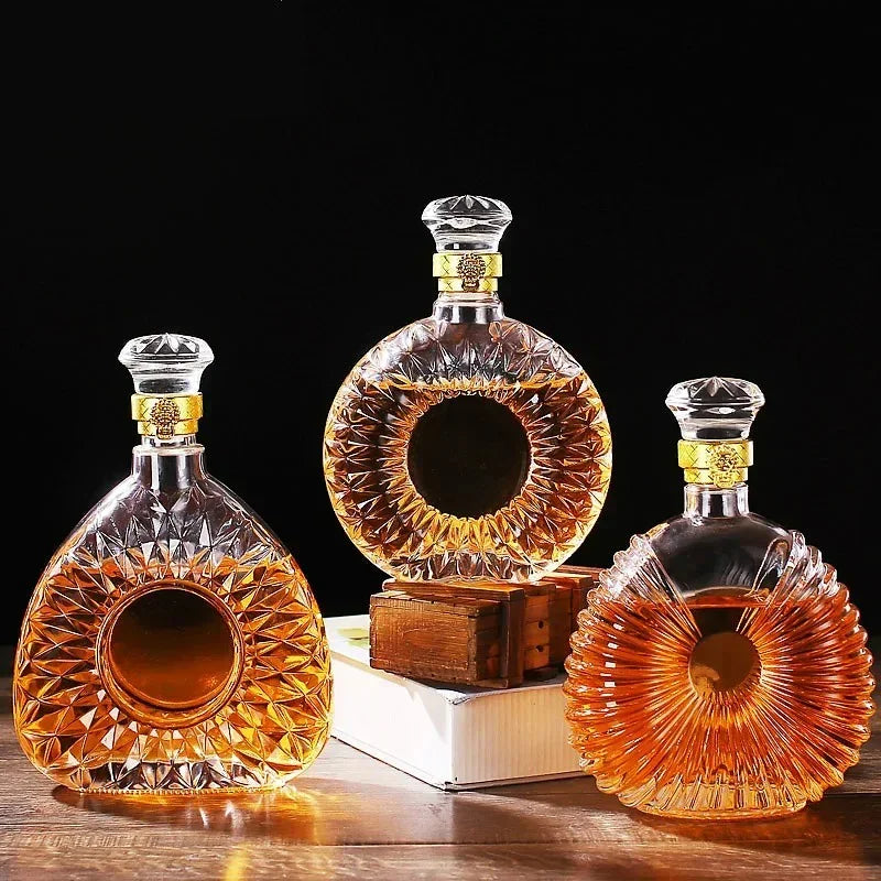 Elegant Crystal Whiskey Decanter with Diamond-Cut Design for Flavor Preservation 3